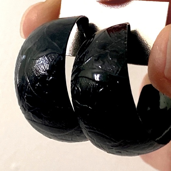 80s black textured patterned enamel paint crescent earrings - Picture 1 of 8